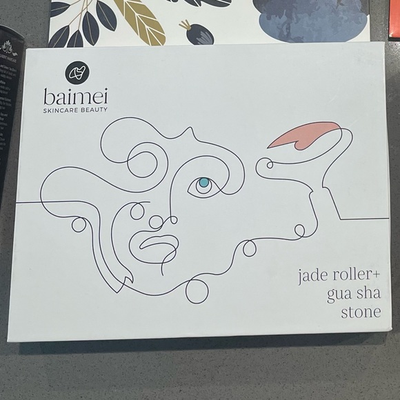 JADE GUA SHA AND ROLLER KIT - Picture 2 of 3